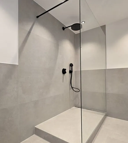 Walk-In-Dusche aus ESG-Glas mit schwarzer Armatur in moderner Badgestaltung